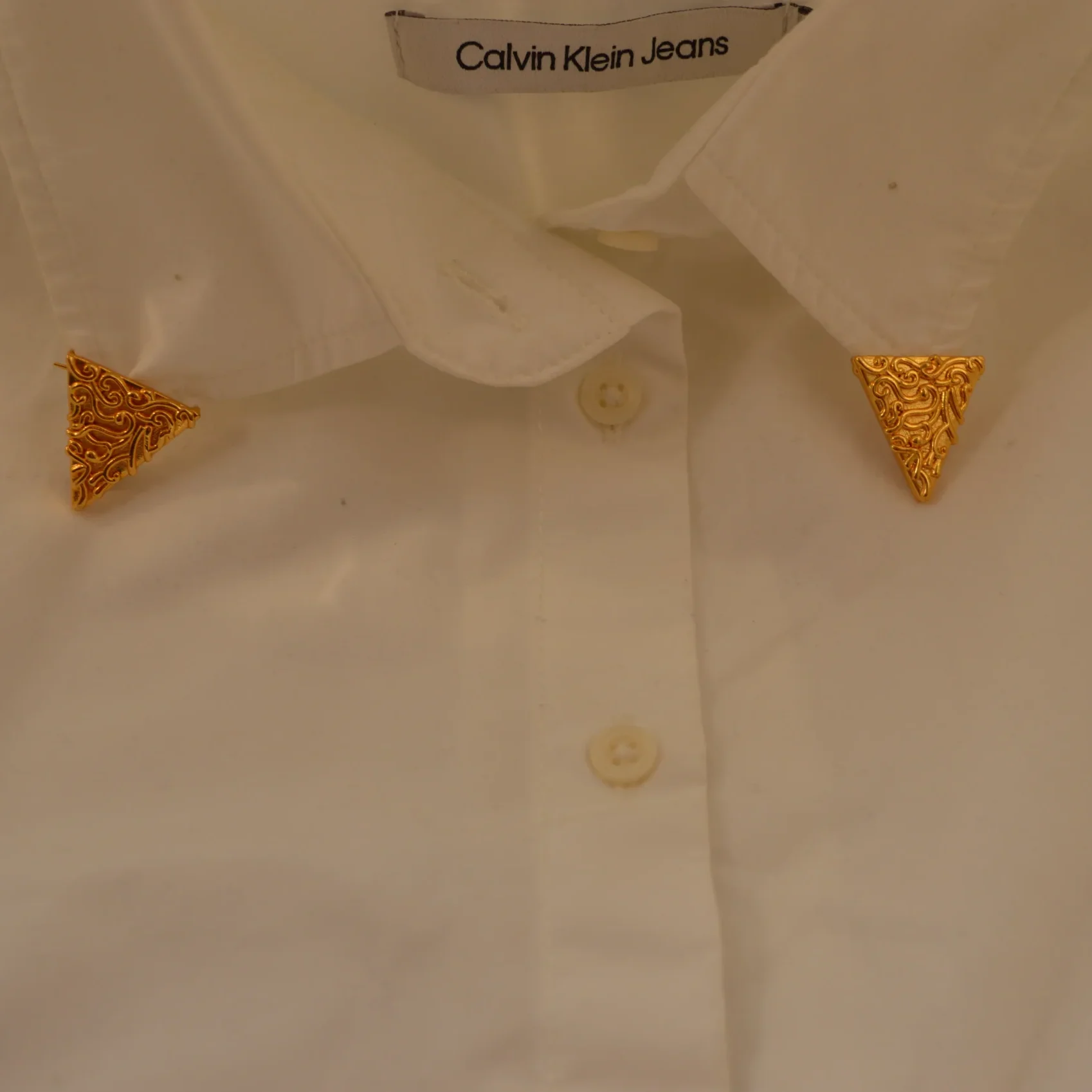 Enmboss Triangle Collar Pin